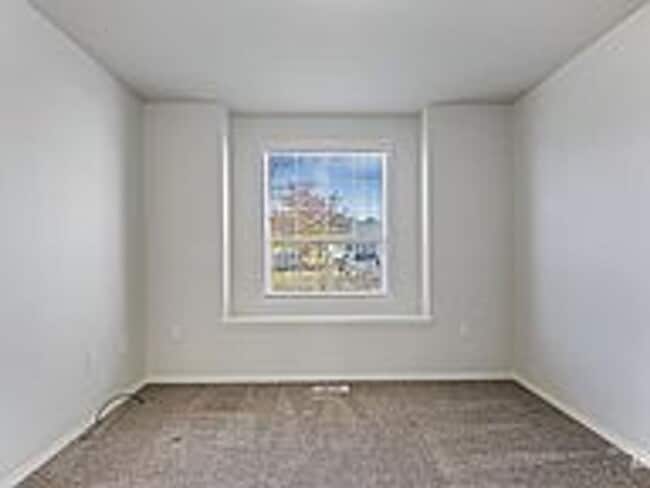 Building Photo - 3 bedroom 2 Bathroom home