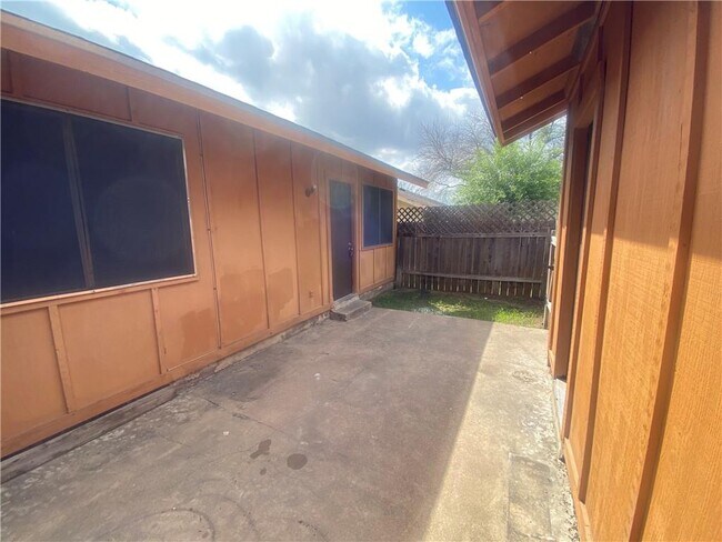 Building Photo - 321 W William Cannon Dr