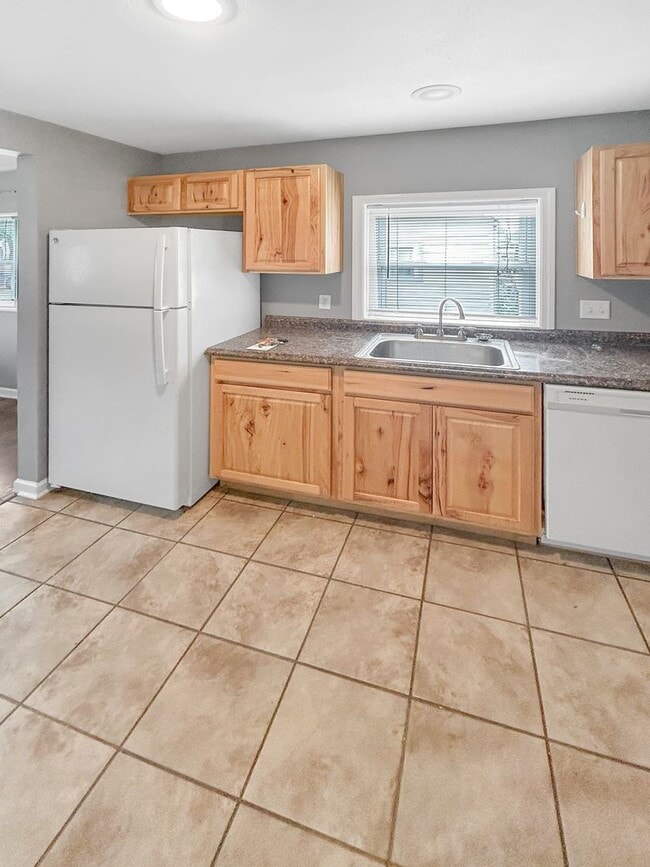 Building Photo - Welcome to this charming 2-bedroom, 1-bath...