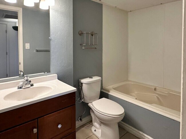 Building Photo - 1620 N Wilmot Rd