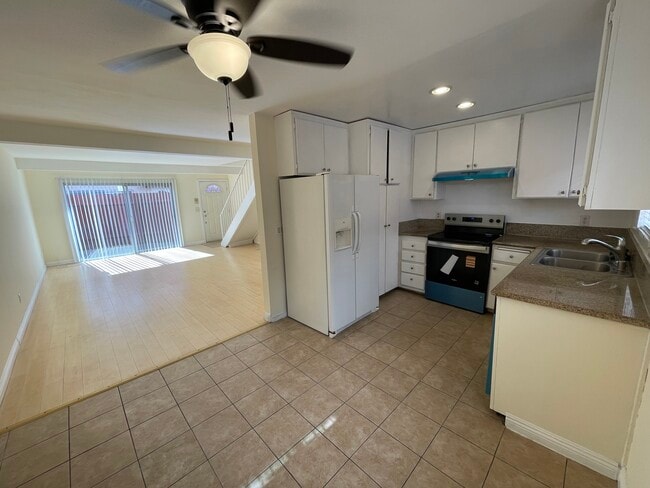 Building Photo - 719 N Eucalyptus Ave