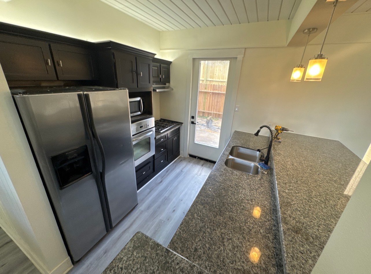 Building Photo - 27 Lakeway St