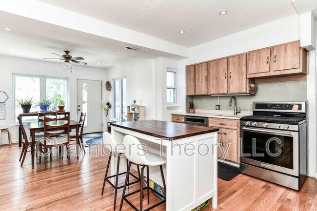 Building Photo - 509 E Luray Ave