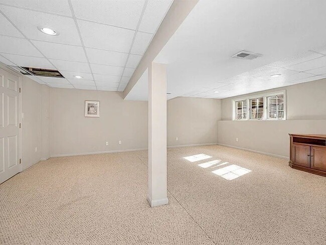 Building Photo - 12 Birchwood Ln