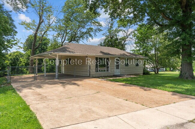 Building Photo - 5661 Bermuda Dr