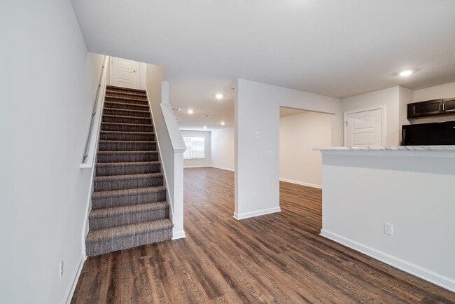 Building Photo - 3 Bed 2.5 Bath Townhome in Lakeshore — Bui...