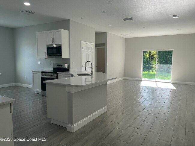 Building Photo - 571 San Filippo Dr SE