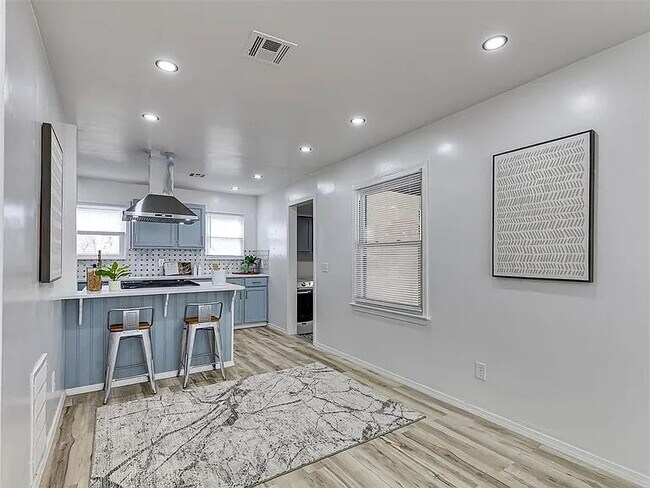 Building Photo - Modern Comfort in Every Square Foot