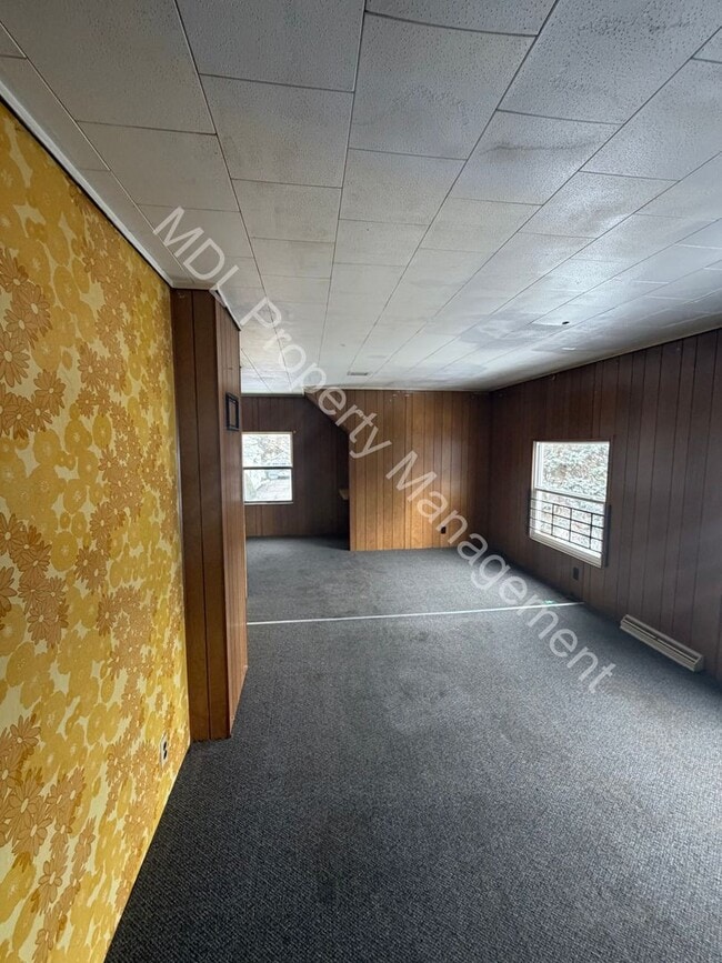 Building Photo - 3 Bedroom 2 Bathroom Home w/ Full Basement