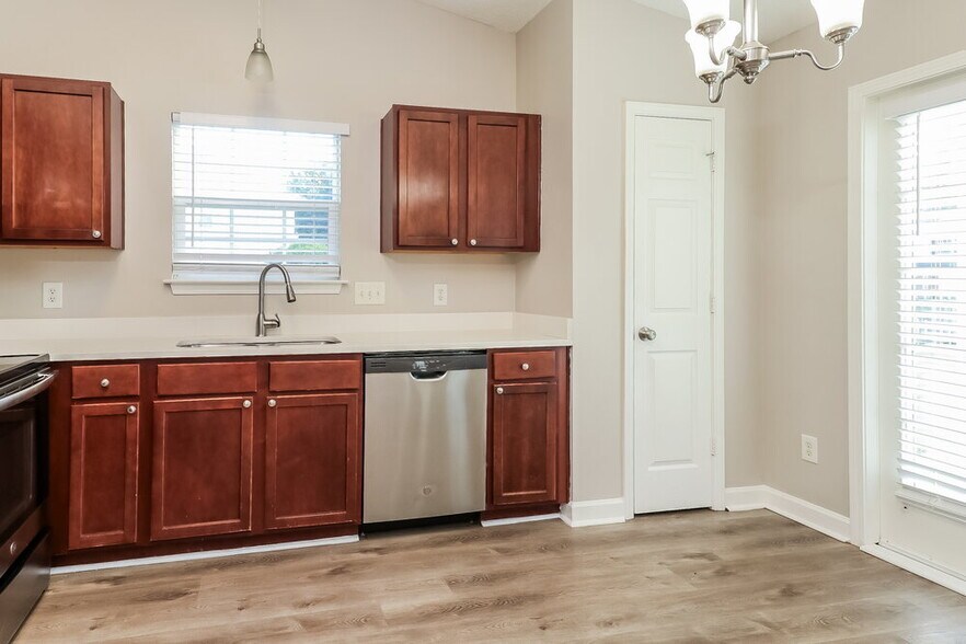 Building Photo - 515 River View Dr