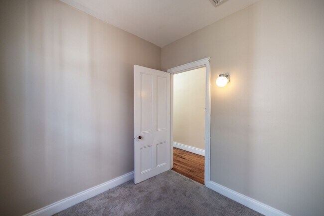 Building Photo - 206 S 43rd St