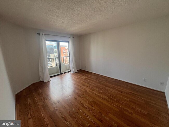 Building Photo - 1600 N Oak St