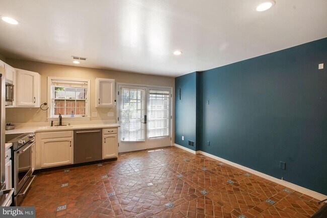 Building Photo - 1225 Michigan Ct
