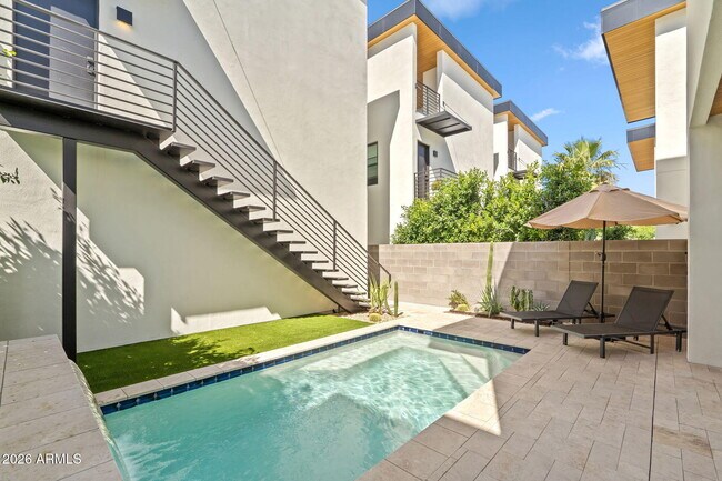 Building Photo - 6916 E 2nd St