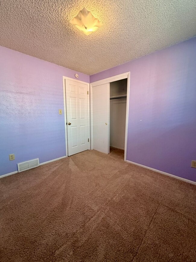 Building Photo - Amazing 3bed/2 bath with finished basement.