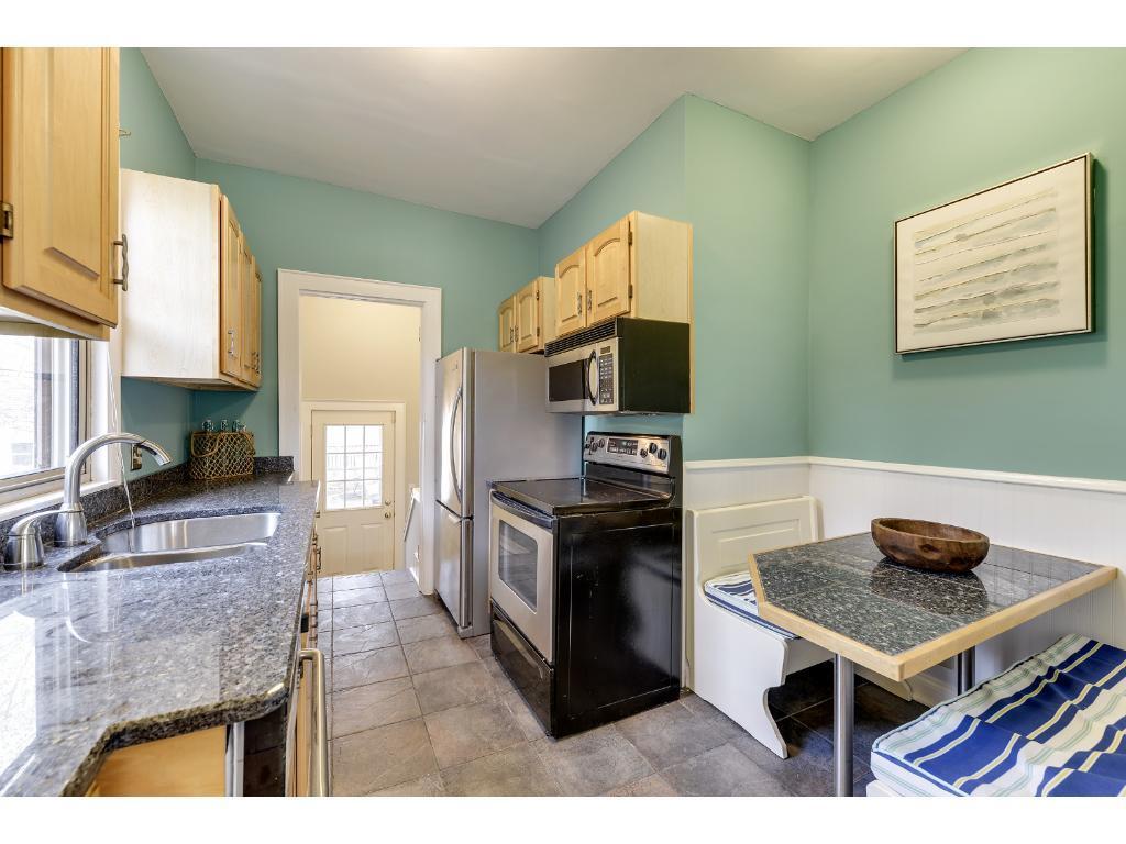 Building Photo - 818 W 42nd St