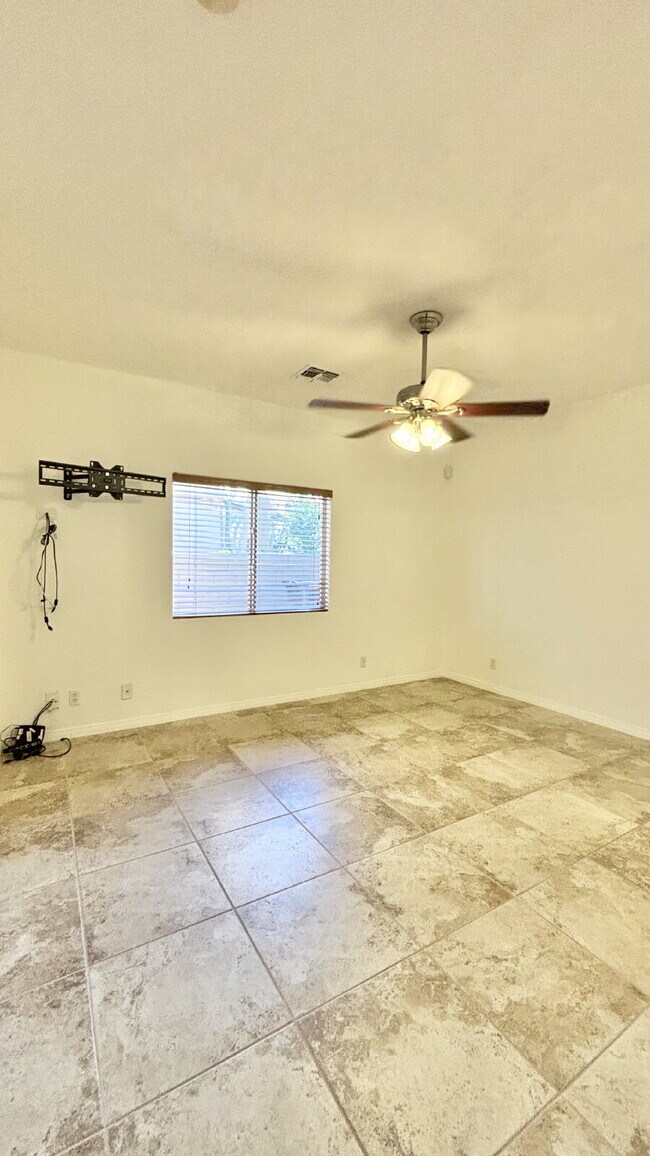 Building Photo - 3 Bedrooms and 2.5 Bathrooms Home on 7th Tee!