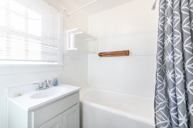 Building Photo - 6622 Bonsallo Ave