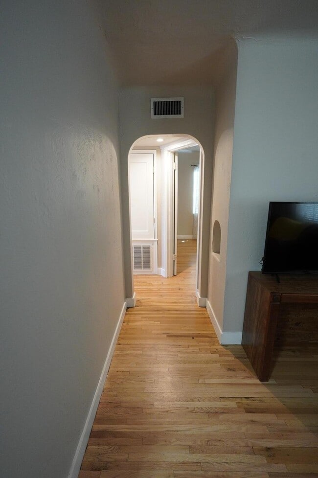 Building Photo - 2626 Sierra Dr NE