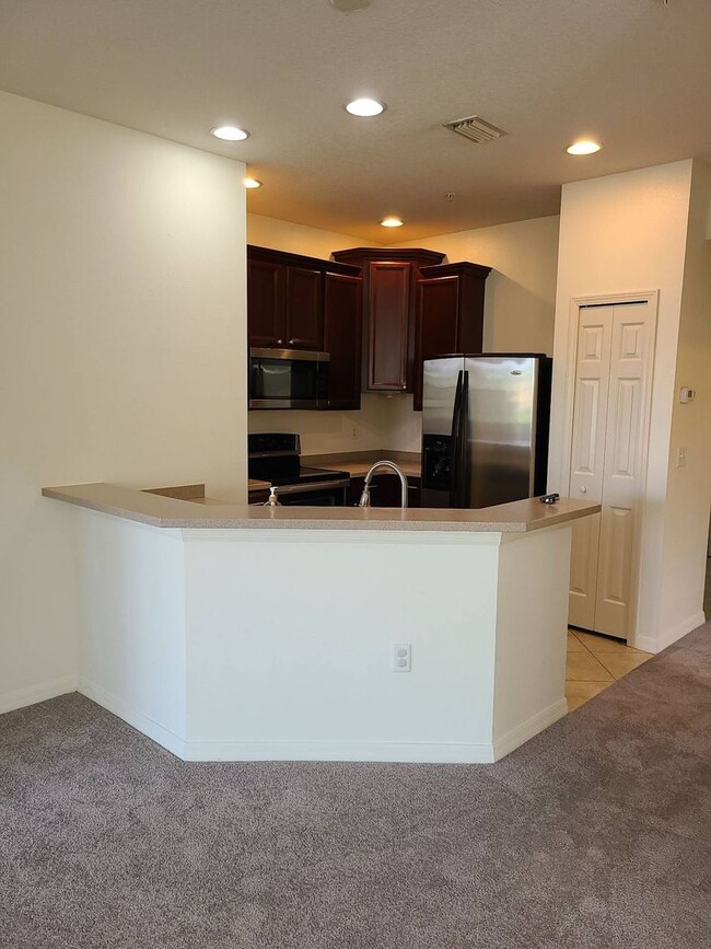 Building Photo - 3 Bed/ 2 Bath Condo w/1 Car Garage $2,000 ...