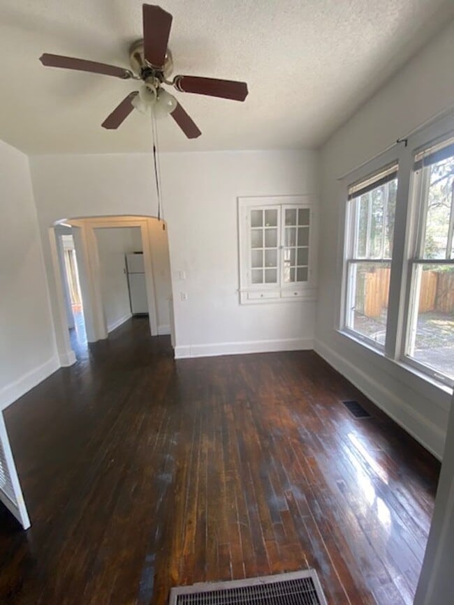 Building Photo - 4 Bed 1 Bath Home | Pet Friendly | Washer Dryer Hook Ups & Central Air | Section 8 Welcome