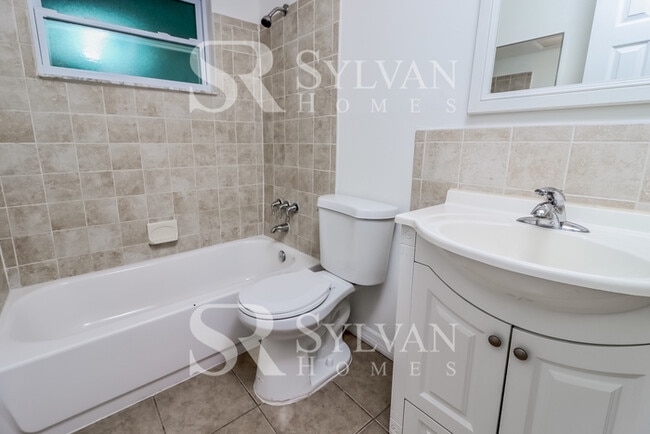 Building Photo - Lovely 2BR 1BA updated home
