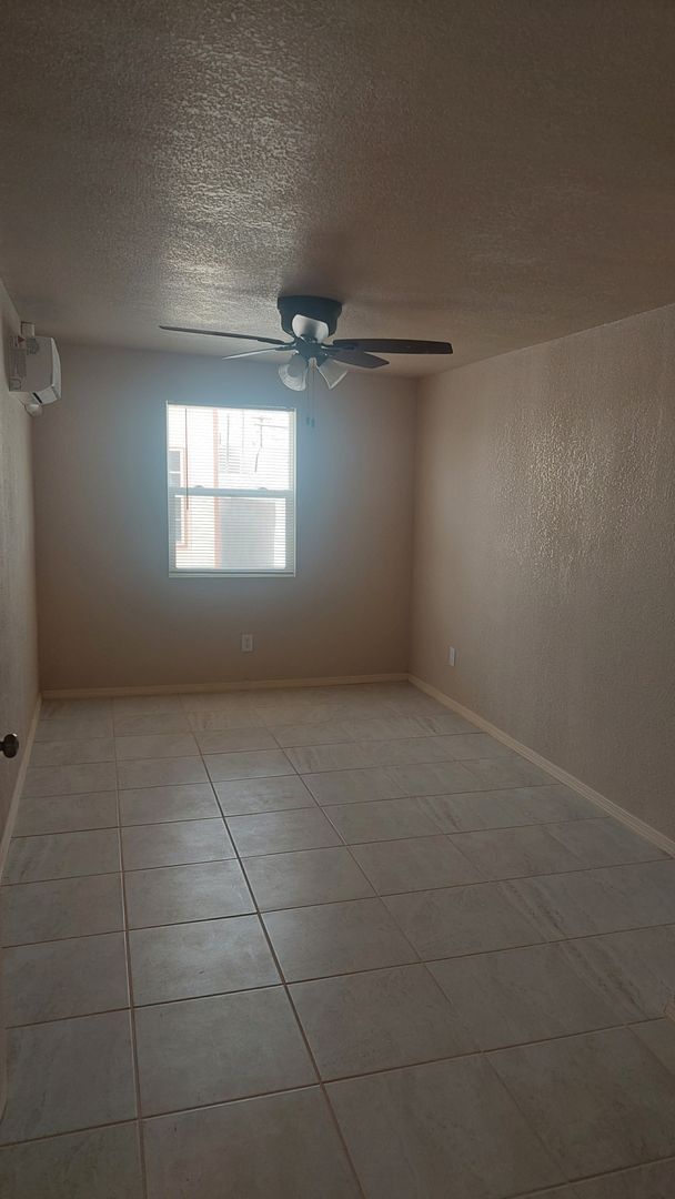 Building Photo - 4 bedroom 2 bathroom home ready now!!!!