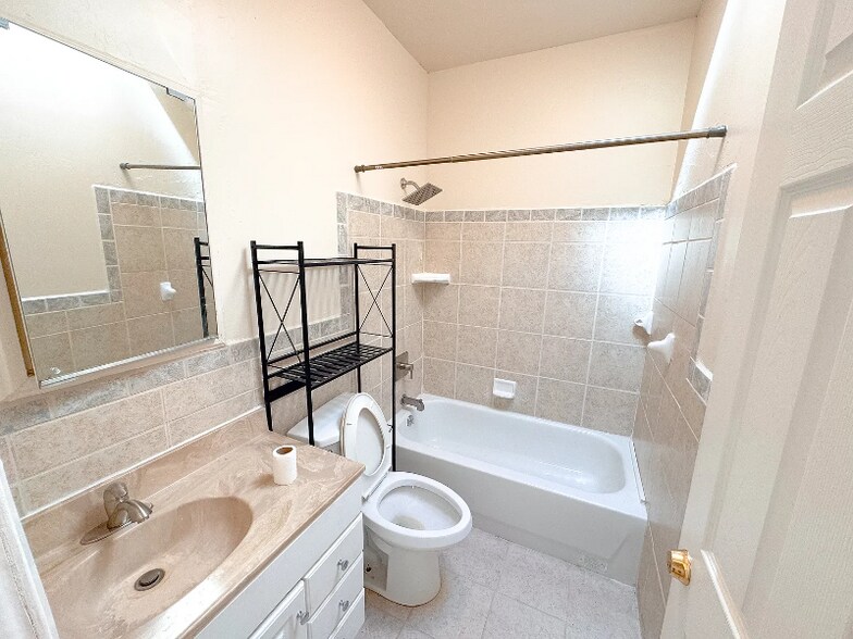 Building Photo - 472 Ramsell St