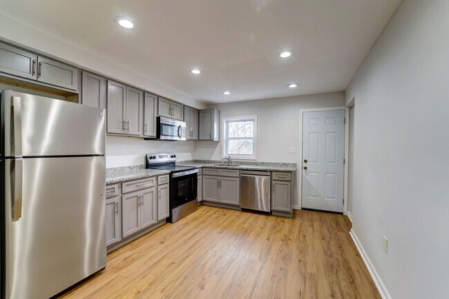 Building Photo - Beautifully Updated Townhome in Prime Loca...