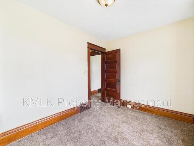 Building Photo - 689 Kenmore Blvd
