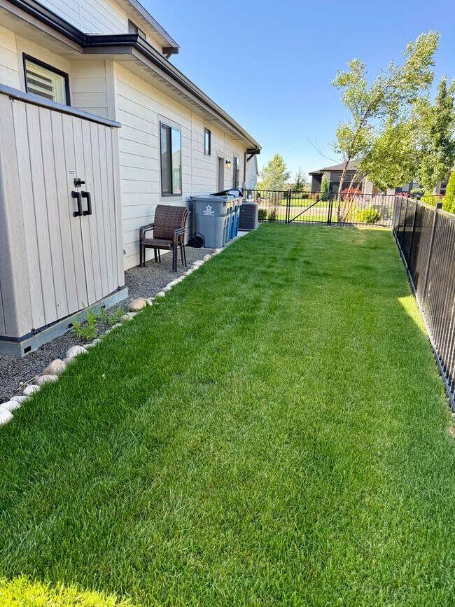 Building Photo - Welcome to this stunning 5-bedroom, 3.5-ba...