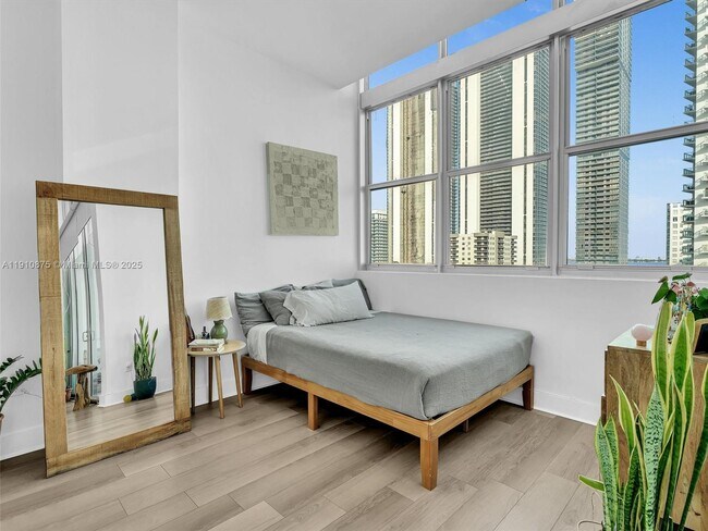 Building Photo - 2200 NE 4th Ave