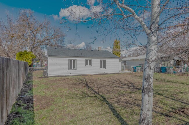 Building Photo - 725 Day Dr