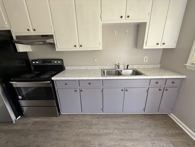 Building Photo - School St