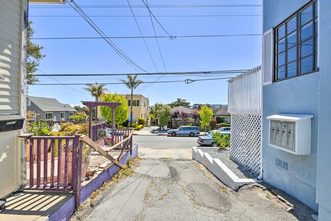 Building Photo - 434 Larkin St