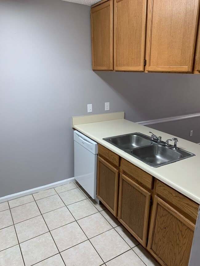 Building Photo - Spectacular Freshly Renovated 2 Bedroom 2 ...