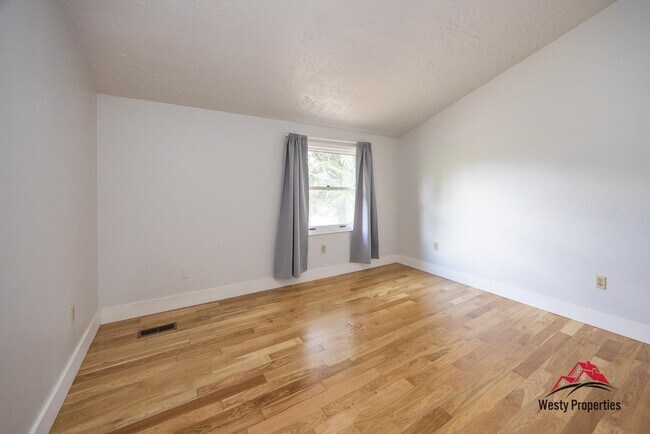 Building Photo - 2407 NE Skidmore St