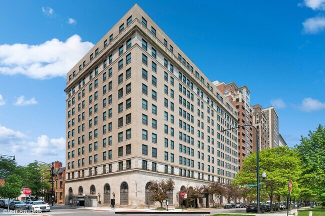 Primary Photo - 2100 N Lincoln Park W