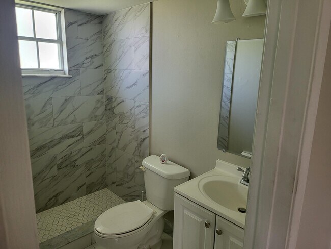 Building Photo - 1562 SE Royal Green Cir