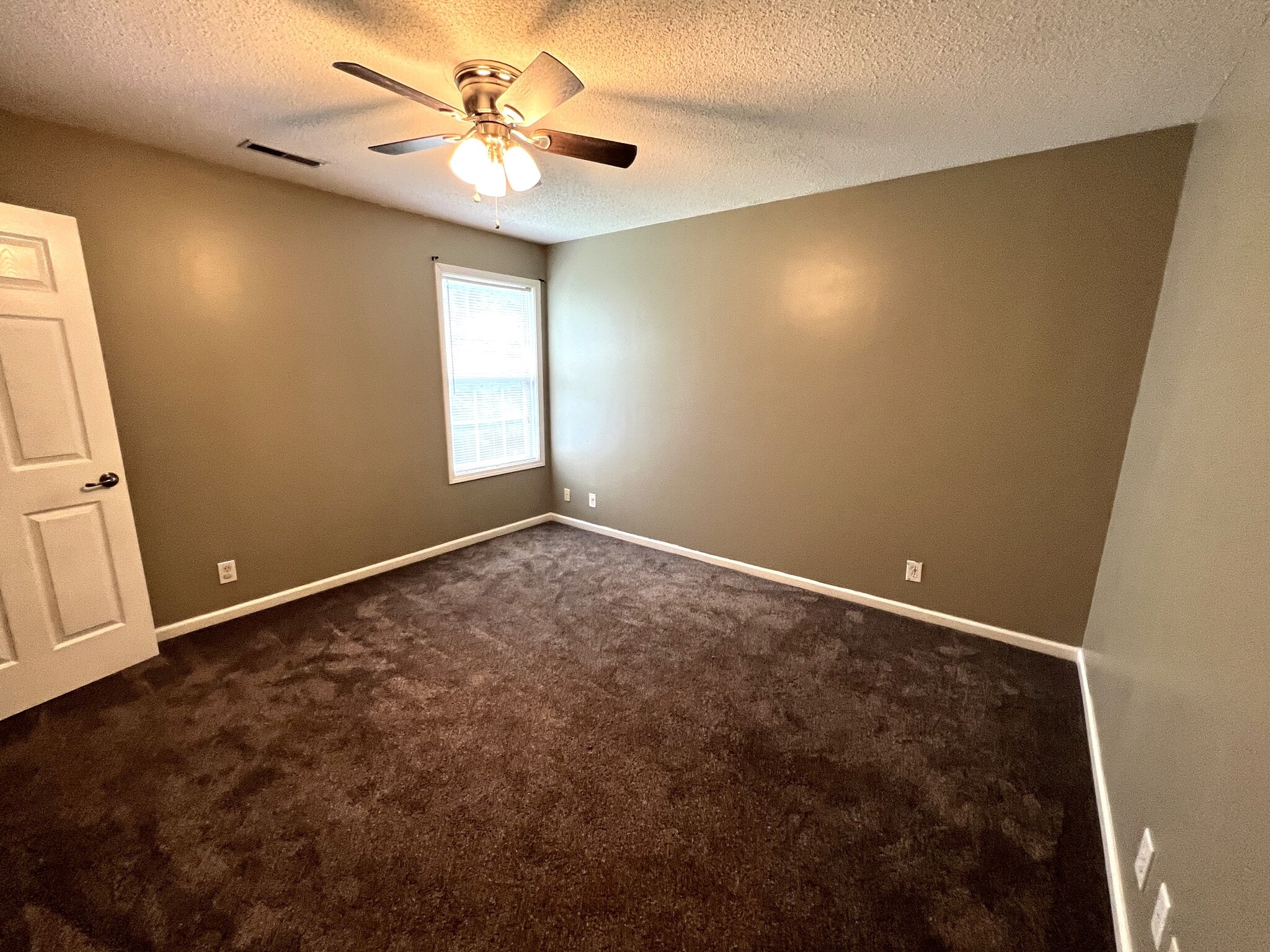 Building Photo - 450 Winding Bluff Way