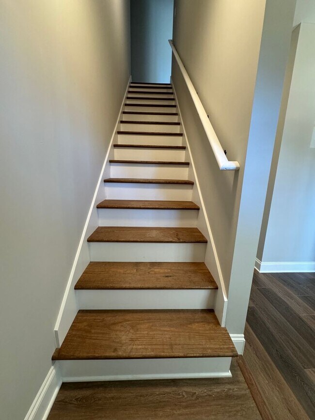 Building Photo - NEWER 4/2.5 House in Armuchee-$2,195