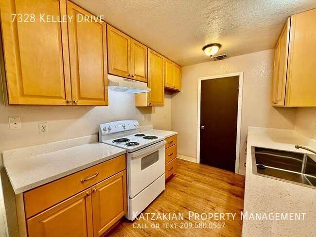 Building Photo - 2 bedroom unit with updated kitchen, insid...