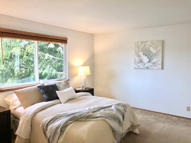 Building Photo - Lynnwood Home (Reduced rent until May 30th)