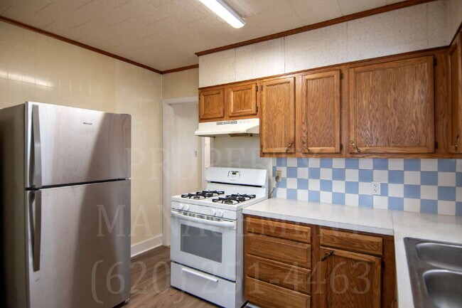 Building Photo - Cozy 2 Bed Home with Fireplace