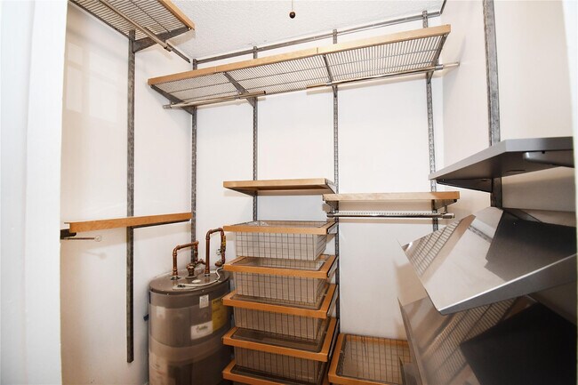 Building Photo - 900 NE 26th St