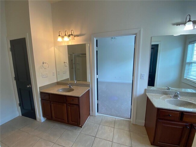 Building Photo - 3231 Greenwood Oak Dr