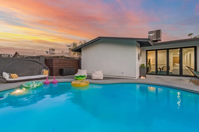 Building Photo - 5002 E Paradise Dr