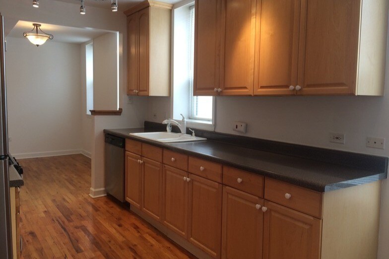 Kitchen - 1428 N Greenview Ave