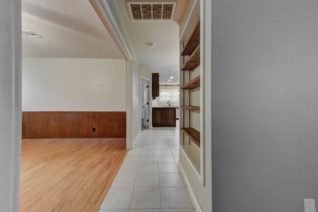 Building Photo - 1202 Benson Dr