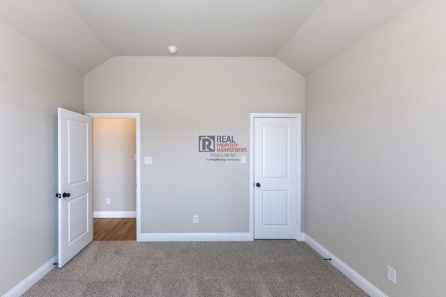 Building Photo - Well-Designed 3 Bed/2 Bath Home with Bonus Office